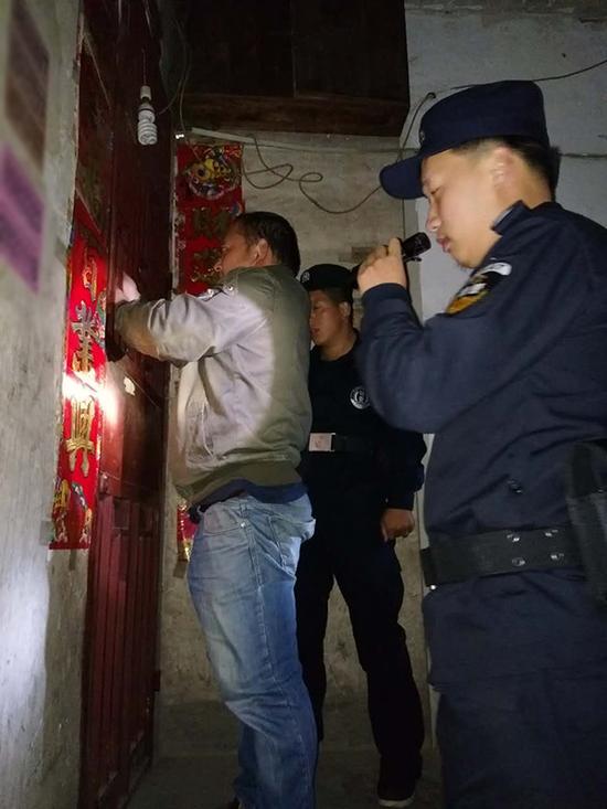 江苏粗心妈妈误将幼女锁家中 